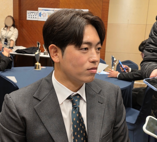KIA 이태양이 24일 서울 롯데호텔 월드 크리스탈볼룸에서 열린 '2025 신한 SOL 뱅크 KBO 시상식'에서 퓨처스리그 북부리그 상을 수상한 후 인터뷰하고 있다. /사진=김동윤 기자