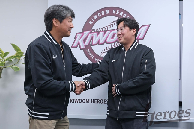 24일 만난 설종진 감독(왼쪽)과 안치홍. /사진=키움 히어로즈