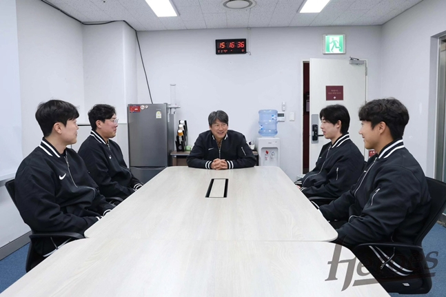 면담을 하고 있는 설종진 감독(가운데)와 2차 드래프트 입단 선수들. /사진=키움 히어로즈