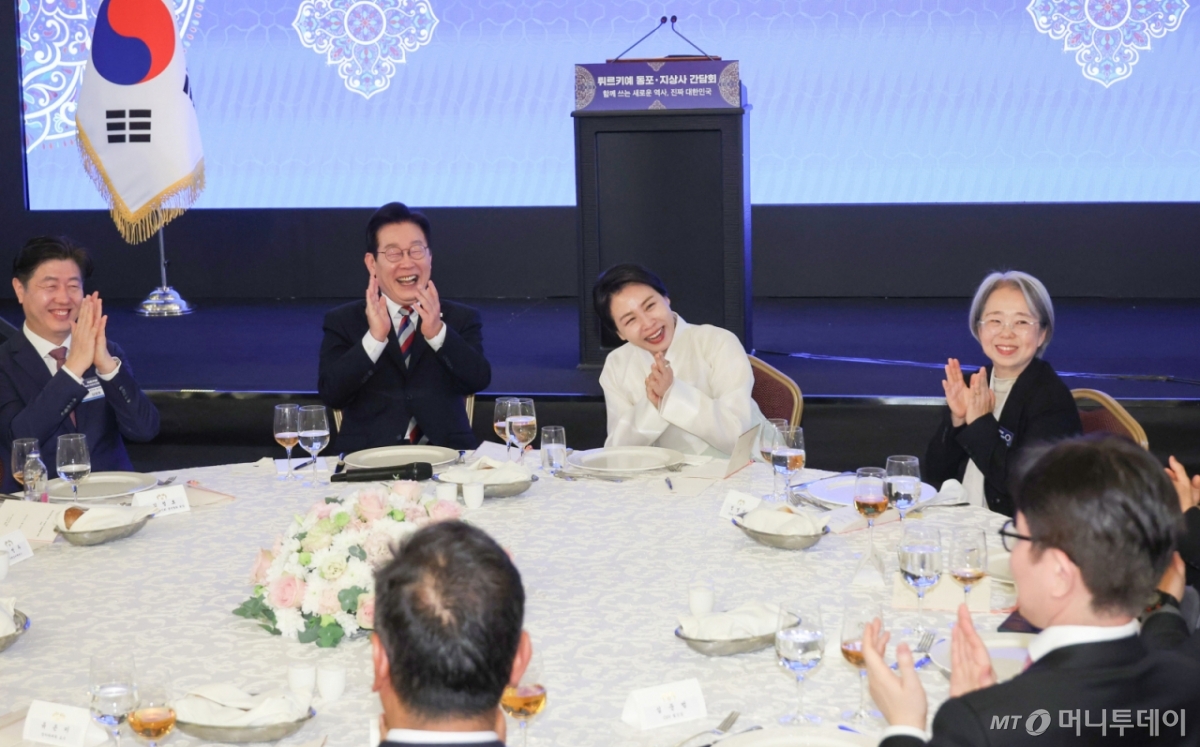 [앙카라=뉴시스] 최동준 기자 = 튀르키예를 국빈 방문 중인 이재명 대통령과 김혜경 여사가 25일(현지 시간) 앙카라 한 호텔에서 열린 동포·지상사 대표 오찬 간담회에서 참석자 발언에 웃음을 보이고 있다. 2025.11.25. photocdj@newsis.com /사진=