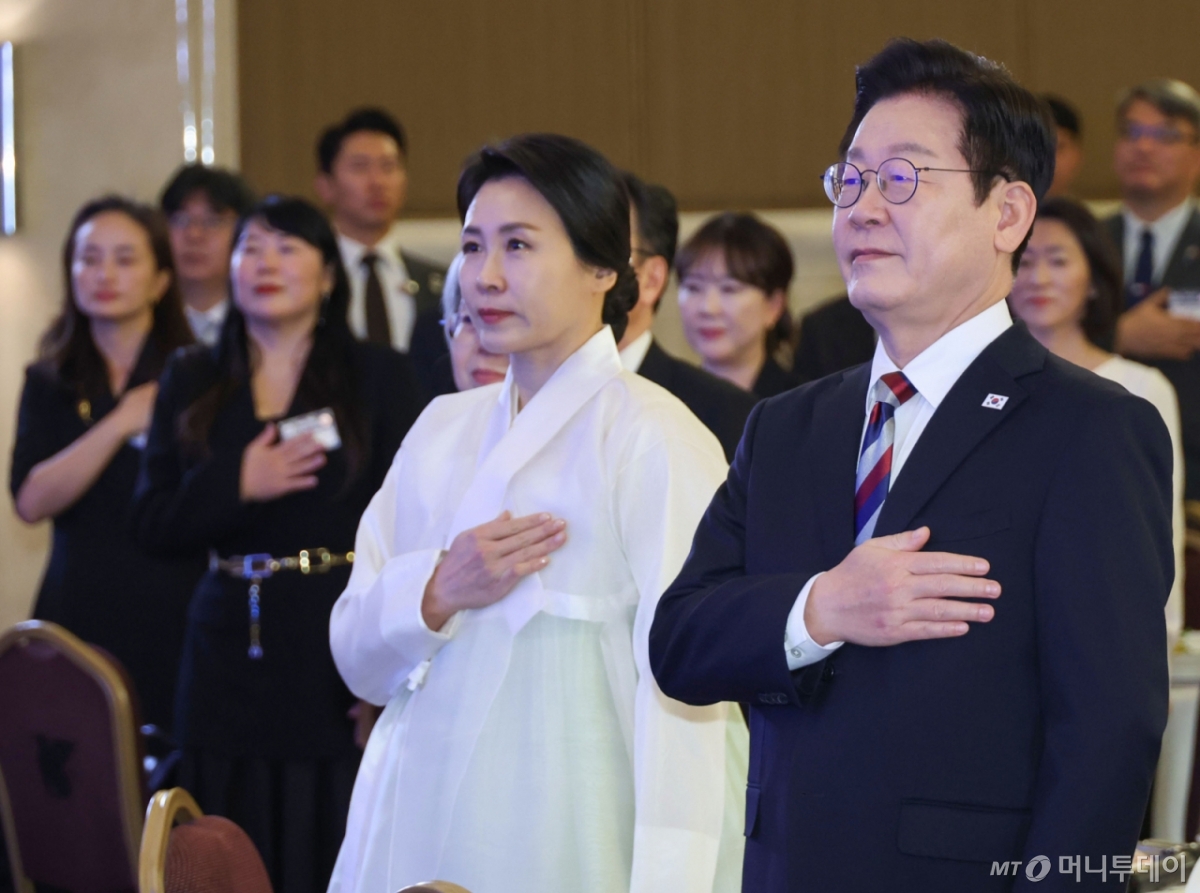 [앙카라=뉴시스] 최동준 기자 = 튀르키예를 국빈 방문 중인 이재명 대통령과 김혜경 여사가 25일(현지 시간) 앙카라 한 호텔에서 열린 동포·지상사 대표 오찬 간담회에서 국민의례를 하고 있다. 2025.11.25. photocdj@newsis.com /사진=