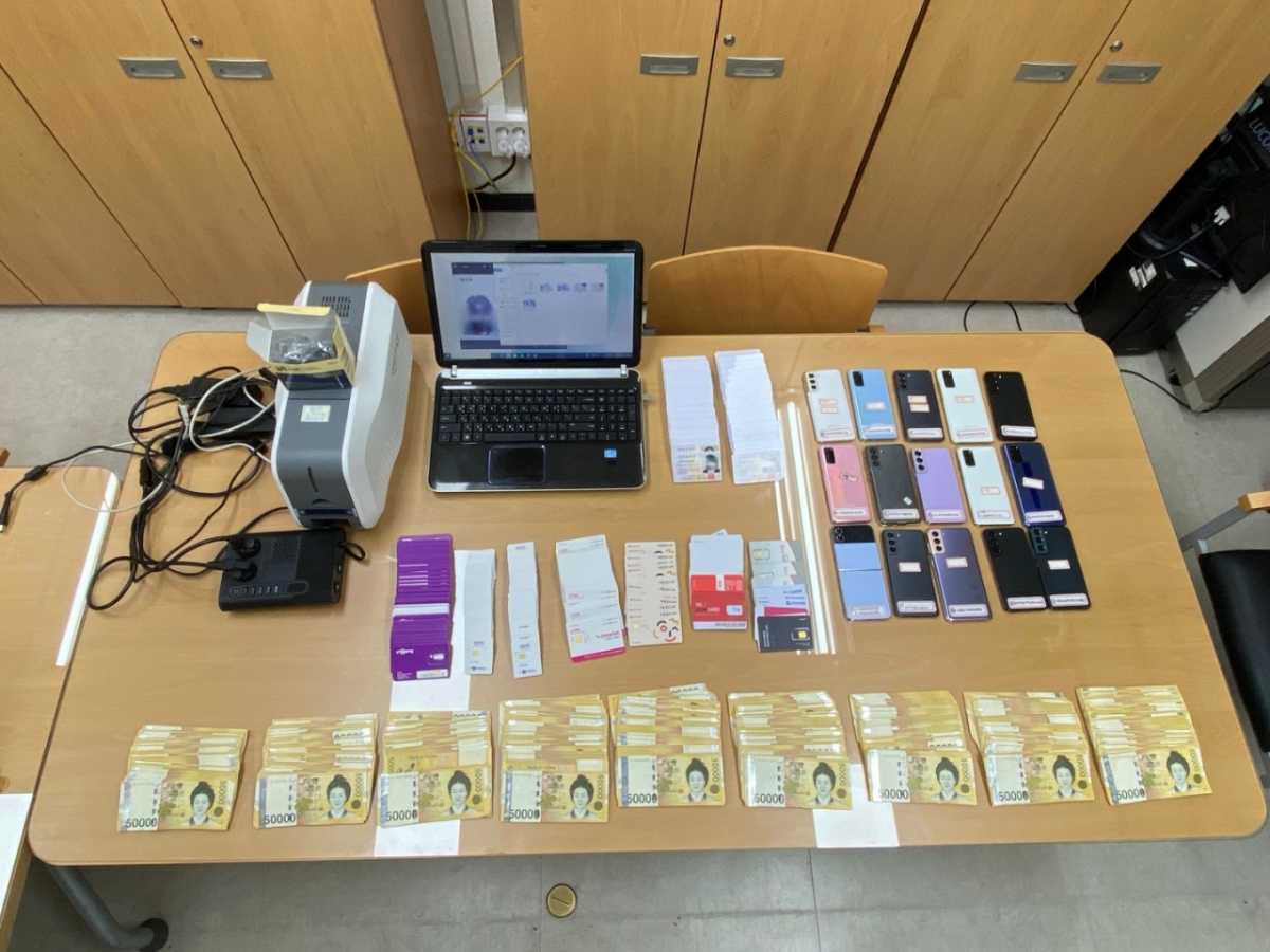 경찰이 압수한 조직 금품. /사진제공=서울경찰청.