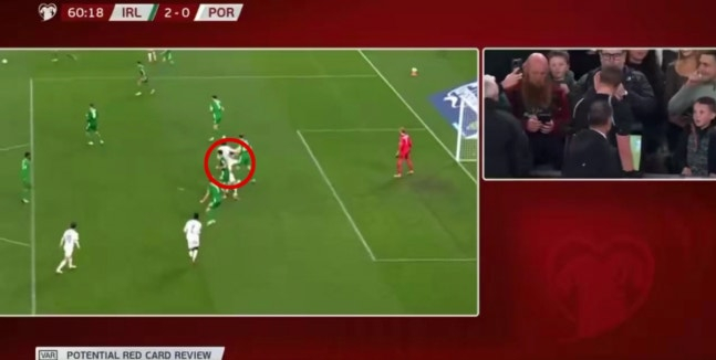 포르투갈 대표팀 크리스티아누 호날두가 14일(한국시간) 아일랜드 더블린의 아비바 스타디움에서 열린 2026 국제축구연맹(FIFA) 북중미 월드컵 유럽 예선 F조 5차전 아일랜드전에서 공과 상관 없는 상황에서 팔꿈치를 휘둘러 다라 오셰이를 가격하는 순간. /사진=중계화면 캡처