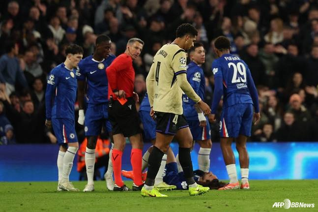 로날드 아라우호(4번)가 26일 오전 5시(한국시간) 영국 런던의 스탬포드 브리지에서 열린 2025~2026시즌 유럽축구연맹(UEFA) 챔피언스리그(UCL) 리그 페이즈 5라운드 경기 중 퇴장 명령을 받고 경기장을 떠나고 있다. /AFPBBNews=뉴스1