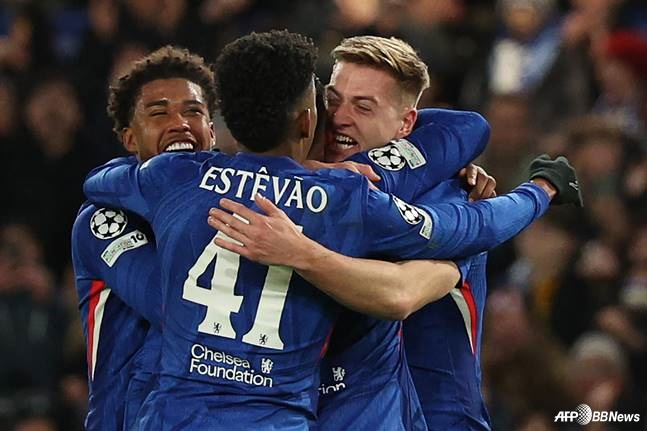 첼시 선수들이 26일 오전 5시(한국시간) 영국 런던의 스탬포드 브리지에서 열린 2025~2026시즌 유럽축구연맹(UEFA) 챔피언스리그(UCL) 리그 페이즈 5라운드에서 득점 후 기뻐하고 있다. /AFPBBNews=뉴스1