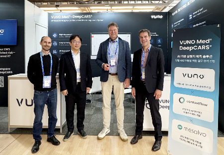 뷰노가 지난달 25일부터 29일까지 독일 뮌헨에서 열린 ‘제38차 유럽중환자의학회 연례학술대회(ESICM LIVES 2025)’ 기간 중 오스트리아 영상진단 인공지능(AI) 기업 컨텍스트플로우(Contextflow), 독일 병원정보시스템(HIS) 기업 메살보(Mesalvo)와 유럽 시장 진출을 위한 전략적 업무협약(MOU)을 체결했다. 학술대회 현장 뷰노 부스 앞에서 이예하 뷰노 대표(사진 왼쪽 두번쨰)와 컨텍스트플로우, 메살보 대표 등이 함께 사진을 찍고 있다./사진=뷰노