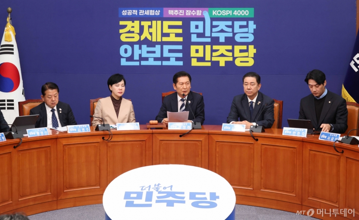 [서울=뉴시스] 조성봉 기자= 정청래 더불어민주당 대표가 26일 오전 서울 여의도 국회에서 열린 최고위원회의에서 발언을 하고 있다. 2025.11.26. suncho21@newsis.com /사진=조성봉