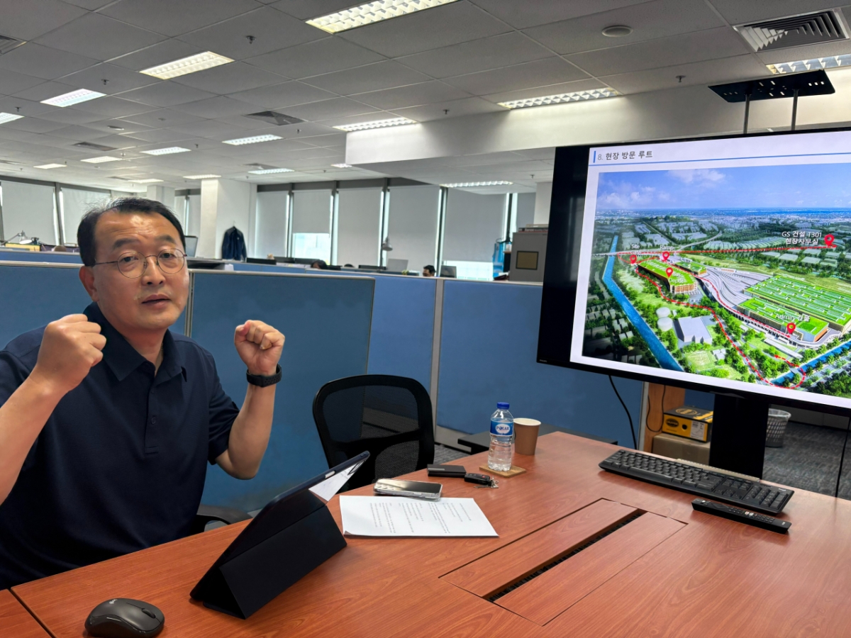 조용호 GS건설 T301 현장소장이 T301 현장에 대해 사전 브리핑을 하고 있다./사진=김지영 기자