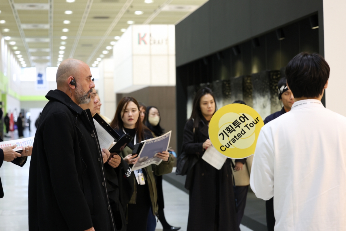 지난해 공예트렌드페어에서 기획투어가 진행중인 모습. / 사진 =  한국공예·디자인문화진흥원 제공