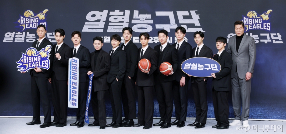 서현석 PD, 모델 이대희, 가수 손태진, 방송인 박찬웅, 배우 오승훈, 박은석, 농구 선수 김택, 가수 민호, 정진운, 배우 문수인, NCT 쟈니, 방송인 정규민, 서장훈이 26일 서울 양천구 목동 SBS에서 진행된 예능 '열혈농구단' 제작발표회에 참석해 포즈를 취하고 있다. /2025.11.26 /사진=김휘선 hwijpg@