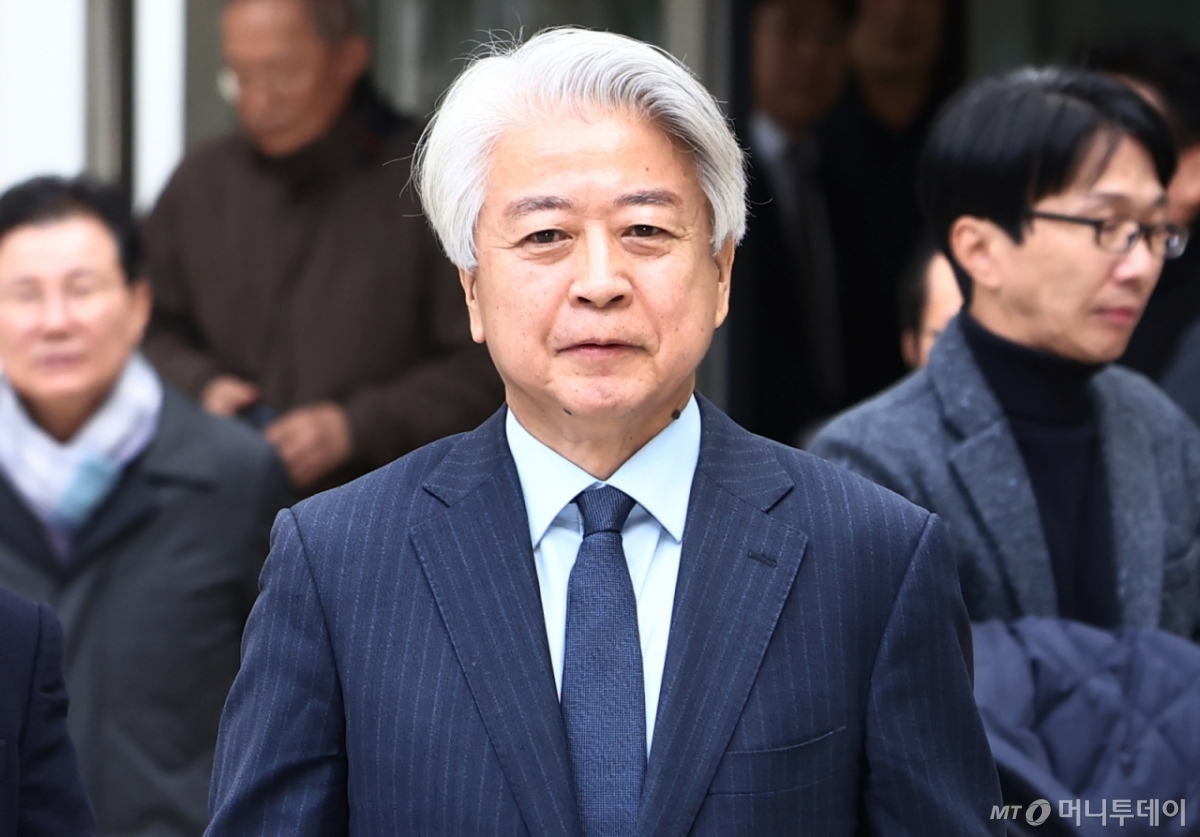 (서울=뉴스1) 김민지 기자 = 사업가로부터 6000만원의 불법 정치자금 수수 혐의를 받는 노웅래 전 더불어민주당 의원이 26일 오전 서울 서초구 서울중앙지방법원에서 열린 1심 선고 공판을 마치고 나오고 있다.  이날 노 전 의원은 1심에서 무죄를 선고 받았다. 2025.11.26/뉴스1  Copyright © 뉴스1. All rights reserved. 무단 전재 및 재배포,  AI학습 이용 금지. /사진=(서울=뉴스1) 김민지 기자