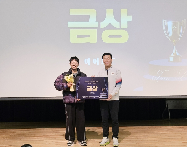 사격 송종호(왼쪽)가 행사에서 김택수 선수촌장으로부터 금상을 수상하고 있다. /사진=대한체육회 제공