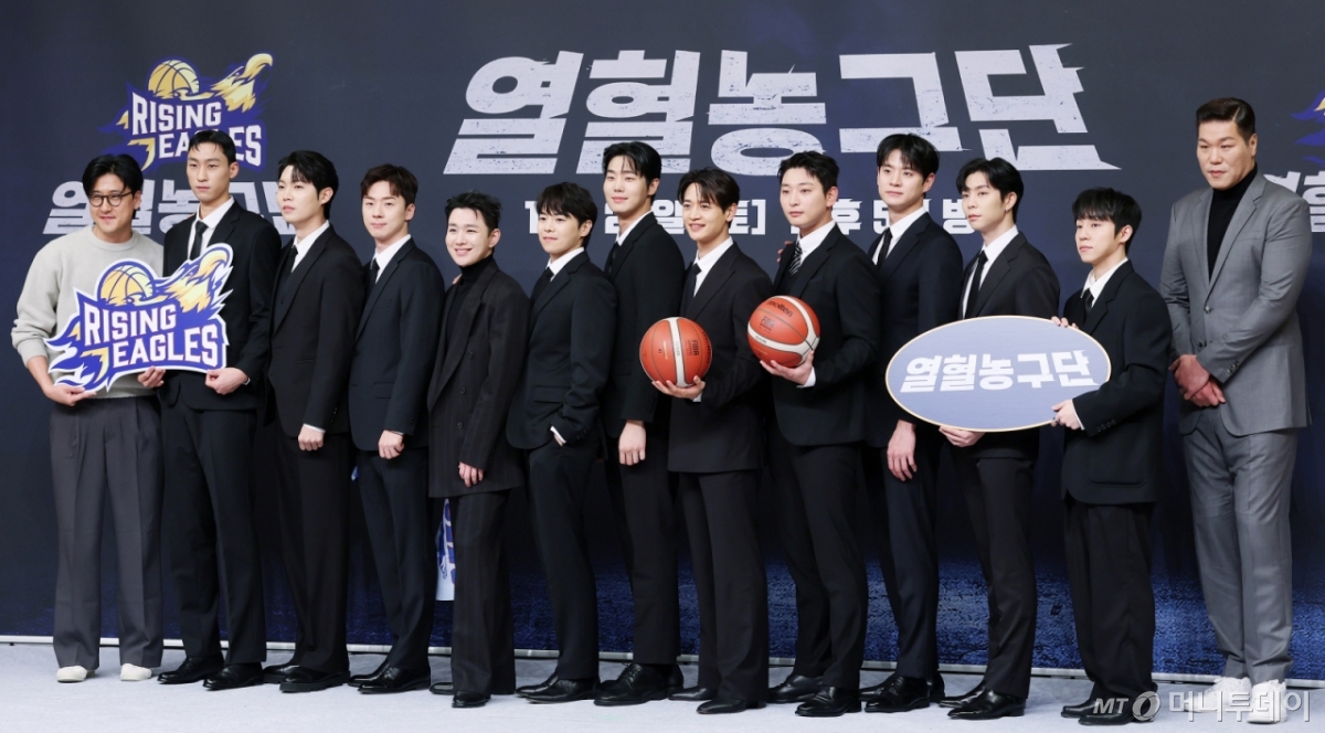 서현석 PD, 모델 이대희, 가수 손태진, 방송인 박찬웅, 배우 오승훈, 박은석, 농구 선수 김택, 가수 민호, 정진운, 배우 문수인, NCT 쟈니, 방송인 정규민, 서장훈이 26일 서울 양천구 목동 SBS에서 진행된 예능 '열혈농구단' 제작발표회에 참석해 포즈를 취하고 있다. /2025.11.26 /사진=김휘선 hwijpg@