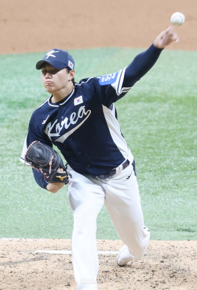 지난 9일 체코와 평가전서 대표팀 유니폼을 입고 공을 뿌리는 배찬승. /사진=김진경 대기자