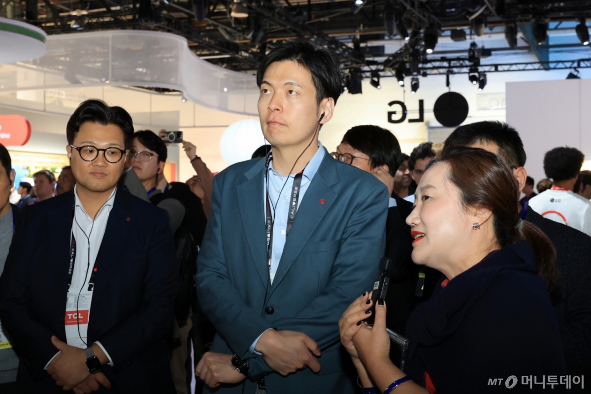 신유열 롯데지주 미래성장실장(부사장)이 세계 최대 가전·정보기술(IT) 전시회 CES 2025 개막 첫날인 7일(현지시간) 미국 네바다주 라스베이거스 컨벤션센터(LVCC) LG전자 전시관을 방문하고 있다. (공동취재) 2025.1.8/뉴스1  Copyright © 뉴스1. All rights reserved. 무단 전재 및 재배포,  AI학습 이용 금지. /사진=(라스베이거스(미국)=뉴스1) 신웅수 기자