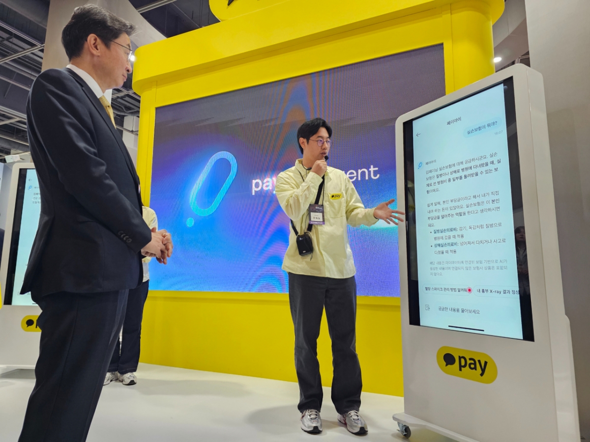 이억원 금융위원장이 26일 서울 서초구 aT센터에서 열린 '코리아 핀테크 위크 2025'에서 카카오페이의 생성형 AI 서비스 '페이아이' 시연을 관람하고 있다./사진=이창섭 기자.