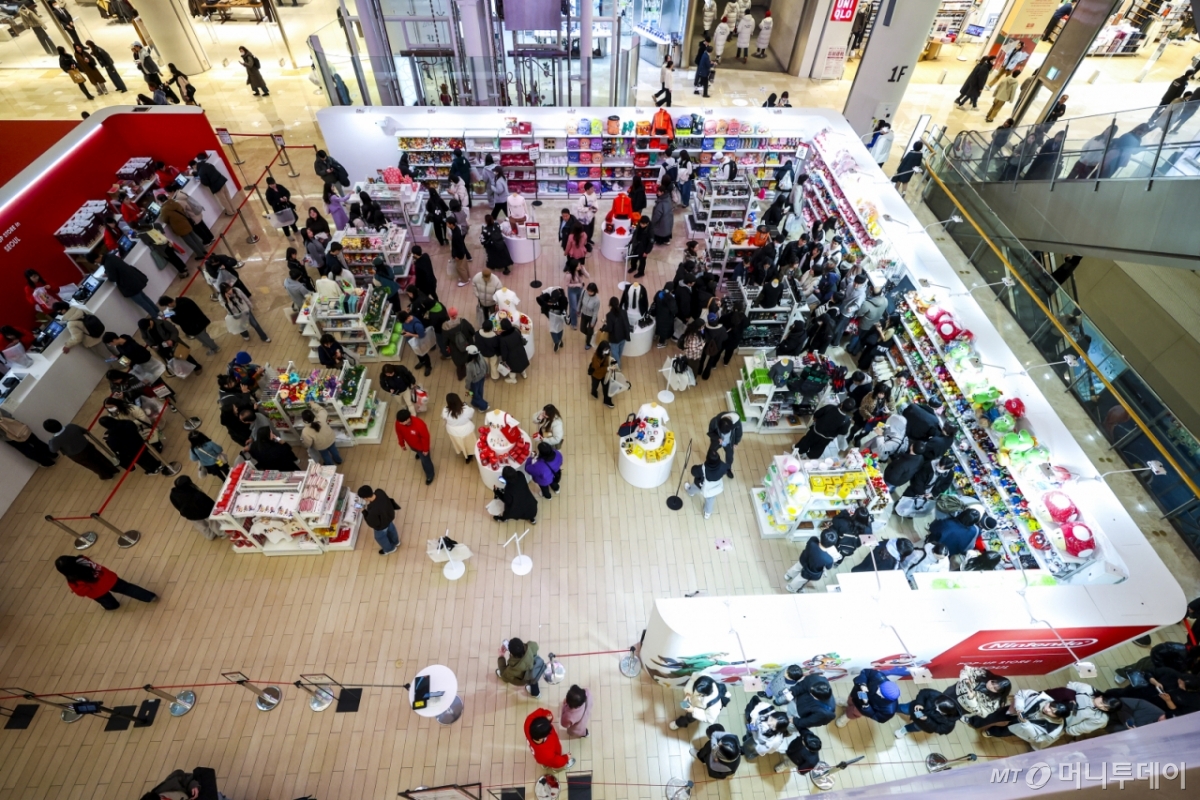 19일 서울 송파구 롯데월드몰에 열린 닌텐도 공식 팝업스토어가 시민들로 북적이고 있다. 2025.11.19. jhope@newsis.com /사진=정병혁