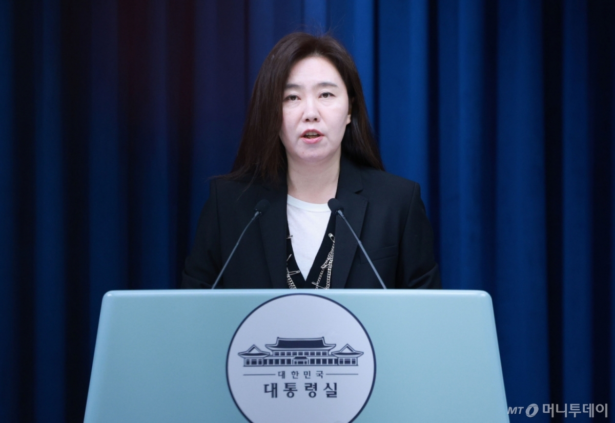 [서울=뉴시스] 고범준 기자 = 강유정 대변인이 26일 서울 용산 대통령실 청사에서 사법 현안 관련 브리핑을 하고 있다. 2025.11.26. bjko@newsis.com /사진=고범준