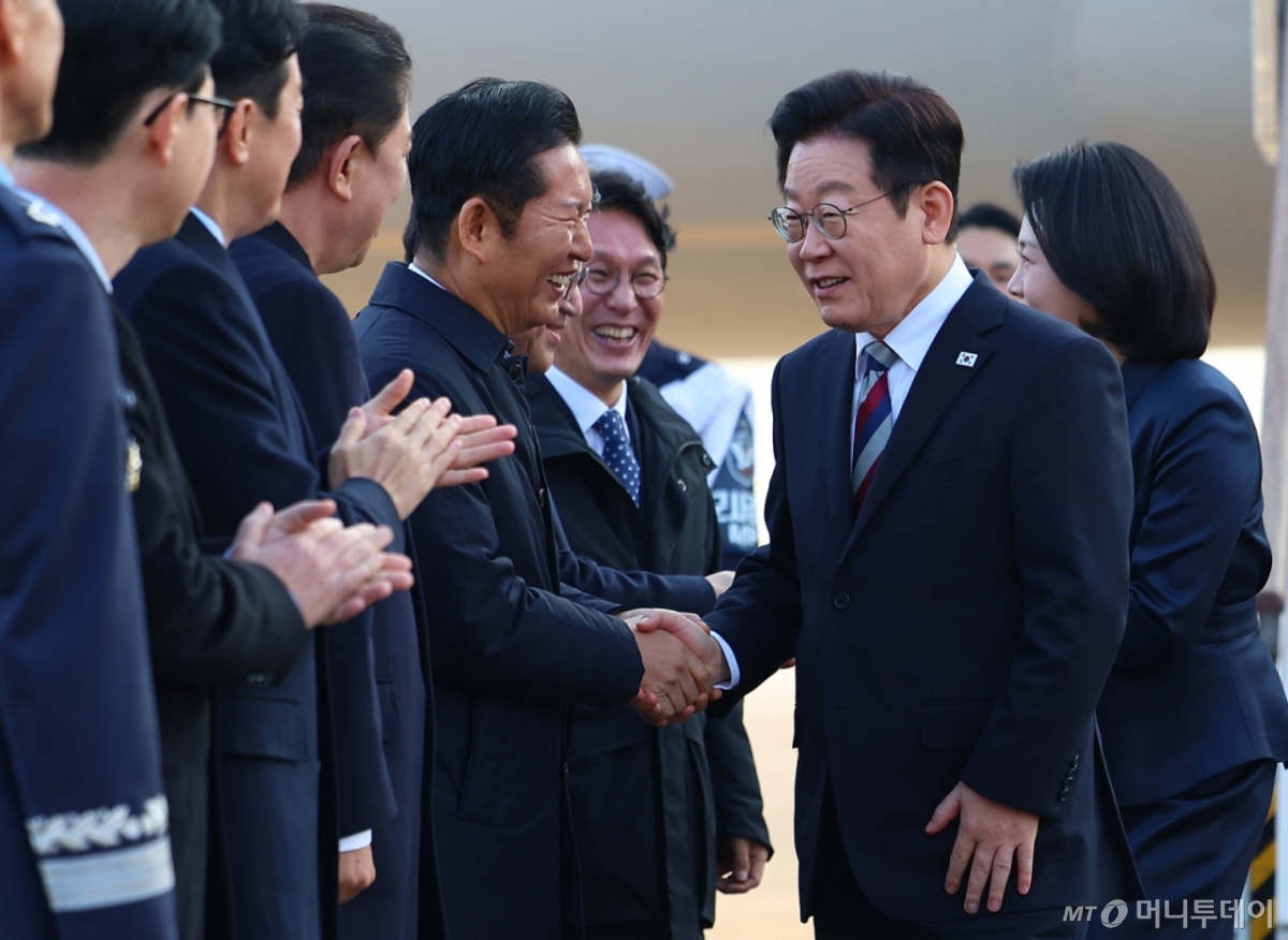 [성남=뉴시스] 최동준 기자 = G20 정상회의 등 중동·아프리카 순방 일정을 마친 이재명 대통령이 26일 경기 성남공항에 도착해 정청래 더불어민주당 대표와 악수하고 있다. 2025.11.26. photocdj@newsis.com /사진=