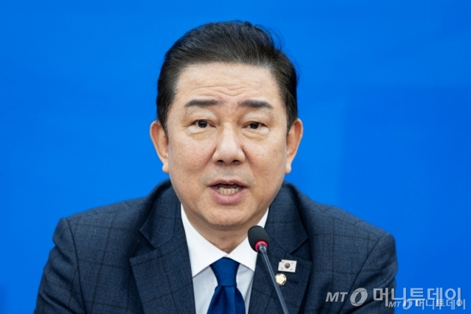 (서울=뉴스1) 유승관 기자 = 김병기 더불어민주당 원내대표가 25일 서울 여의도 국회에서 열린 원내대책회의에서 모두 발언을 하고 있다. 2025.11.25/뉴스1 Copyright © 뉴스1. All rights reserved. 무단 전재 및 재배포, AI학습 이용 금지. /사진=(서울=뉴스1) 유승관 기자