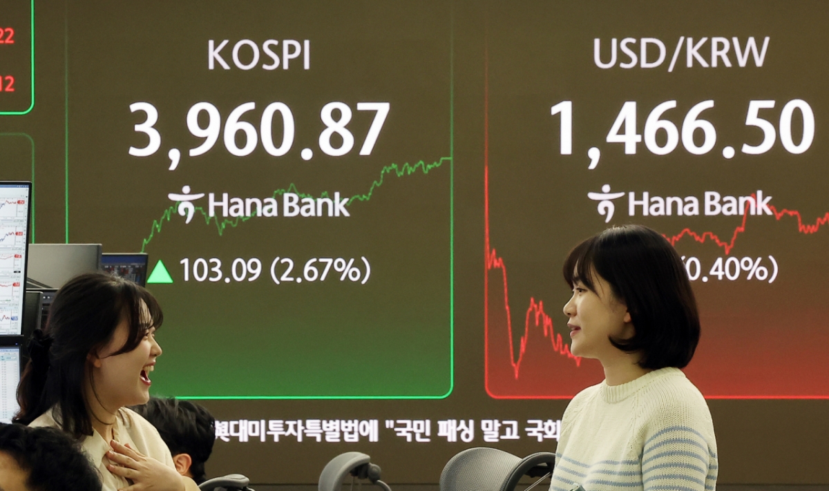 (서울=뉴스1) 김진환 기자 = 26일 오후 서울 중구 하나은행 딜링룸 전광판에 코스피 지수가 전 거래일 대비 103.09포인트(2.67%) 오른 3960.87을 나타내고 있다.   서울외환시장에서 달러·원 환율은 전일 오후 3시 30분 주간종가 대비 5.9원 내린 1466.50원을 나타내고 있다. 2025.11.26/뉴스1  Copyright © 뉴스1. All rights reserved. 무단 전재 및 재배포,  AI학습 이용 금지. /사진=(서울=뉴스1) 김진환 기자