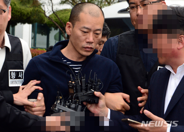 2019년 4월17일 경남 진주시 한 아파트에서 방화 및 흉기난동 사건을 벌인 안인득(42)이 이틀 뒤 오후에 치료를 받기 위해 진주경찰서 유치장에서 나와 병원으로 이동하고 있다. /사진=뉴시스