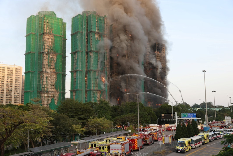 [홍콩=AP/뉴시스]홍콩 신계 지구 타이포구에 있는 주택단지 왕푸코트에서 26일 화재가 발생, 소방관들이 화재 진압을 위해 안간힘을 쓰고 있다. 홍콩의 한 고층 주택 단지에서 26일 화재가 발생, 여러 고층 주거 건물들이 불길에 휩싸이면서 초소 4명이 숨진 것으로 보고됐다고 BBC가 보도했다. 많은 사람들이 갇혀 있는 것으로 추정되는 고층 타워에서 불길과 연기가 계속 하늘 높이 치솟고 있다. 2025.11.26. 