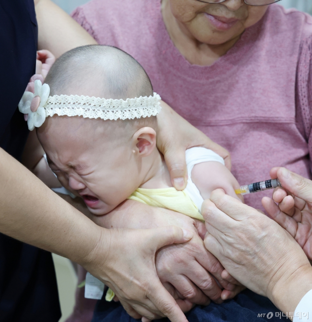 (수원=뉴스1) 김영운 기자 = 2025~2026절기 인플루엔자(독감) 국가예방접종이 시작된 22일 경기 수원시 팔달구의 한 소아과에서 아이가 독감 예방접종을 받고 있다. 2025.9.22/뉴스1  Copyright © 뉴스1. All rights reserved. 무단 전재 및 재배포,  AI학습 이용 금지. /사진=(수원=뉴스1) 김영운 기자