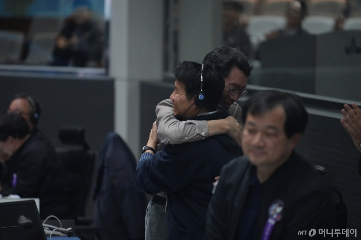 우주항공청, 한국항공우주연구원, 한화에어로스페이스 연구팀이 2025년 11월 27일 누리호 4차 발사에 성공한 후 기뻐하고 있다. 누리호 4차 발사 이후 나로우주센터 발사지휘센터 현장. /사진=한국항공우주연구원