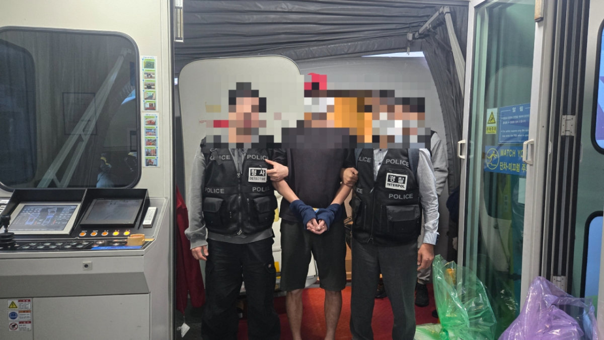 경찰이 저작권법 위반 총책 피의자 A씨(위)와 캄보디아 거점 로맨스 스캠 범죄단체 조직원 피의자 B씨(아래)를 27일 오전 강제송환했다./사진제공=경찰청