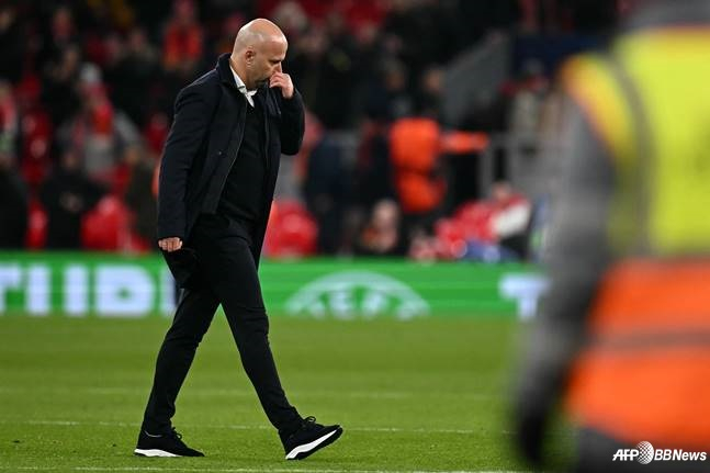 아르네 슬롯 리버풀 감독이 27일 오전 5시(한국시간) 영국 리버풀의 안필드에서 열린 2025~2026시즌 유럽축구연맹(UEFA) 챔피언스리그(UCL) 리그 페이즈 5라운드 경기가 끝난 뒤 걸어가고 있다. /AFPBBNews=뉴스1