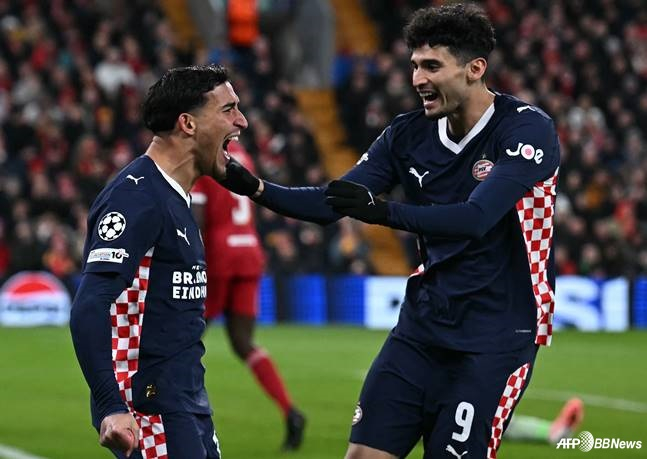 27일 오전 5시(한국시간) 영국 리버풀의 안필드에서 열린 2025~2026시즌 유럽축구연맹(UEFA) 챔피언스리그(UCL) 리그 페이즈 5라운드에서 PSV에인트호번 선수들이 기뻐하고 있다. /AFPBBNews=뉴스1