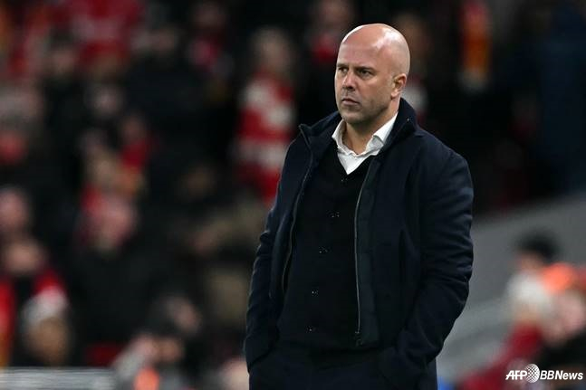 아르네 슬롯 리버풀 감독이 27일 오전 5시(한국시간) 영국 리버풀의 안필드에서 열린 2025~2026시즌 유럽축구연맹(UEFA) 챔피언스리그(UCL) 리그 페이즈 5라운드 경기 를 바라보고 있다. /AFPBBNews=뉴스1