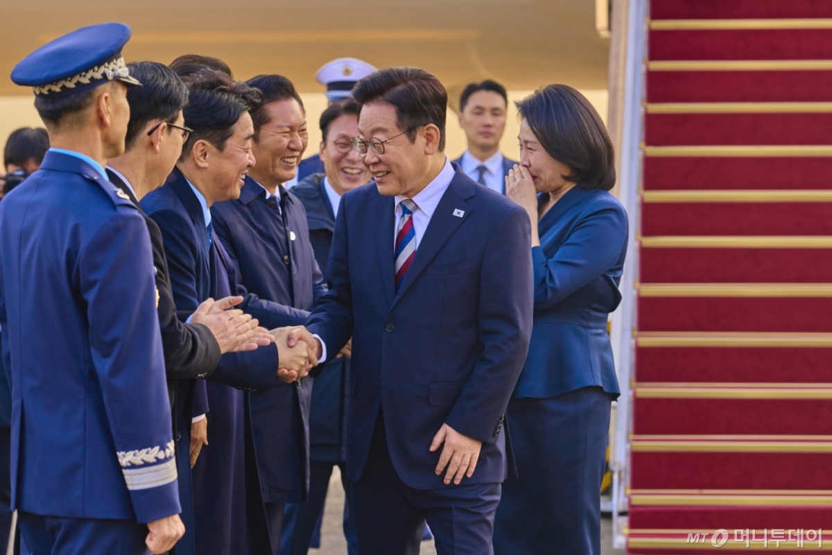 (서울=뉴스1) 이재명 기자 = 아프리카·중동 4개국 순방 일정을 마무리한 이재명 대통령과 김혜경 여사가 26일 경기도 성남시 서울공항을 통해 귀국하고 있다. 2025.11.26/뉴스1  Copyright © 뉴스1. All rights reserved. 무단 전재 및 재배포,  AI학습 이용 금지. /사진=(서울=뉴스1) 이재명 기자