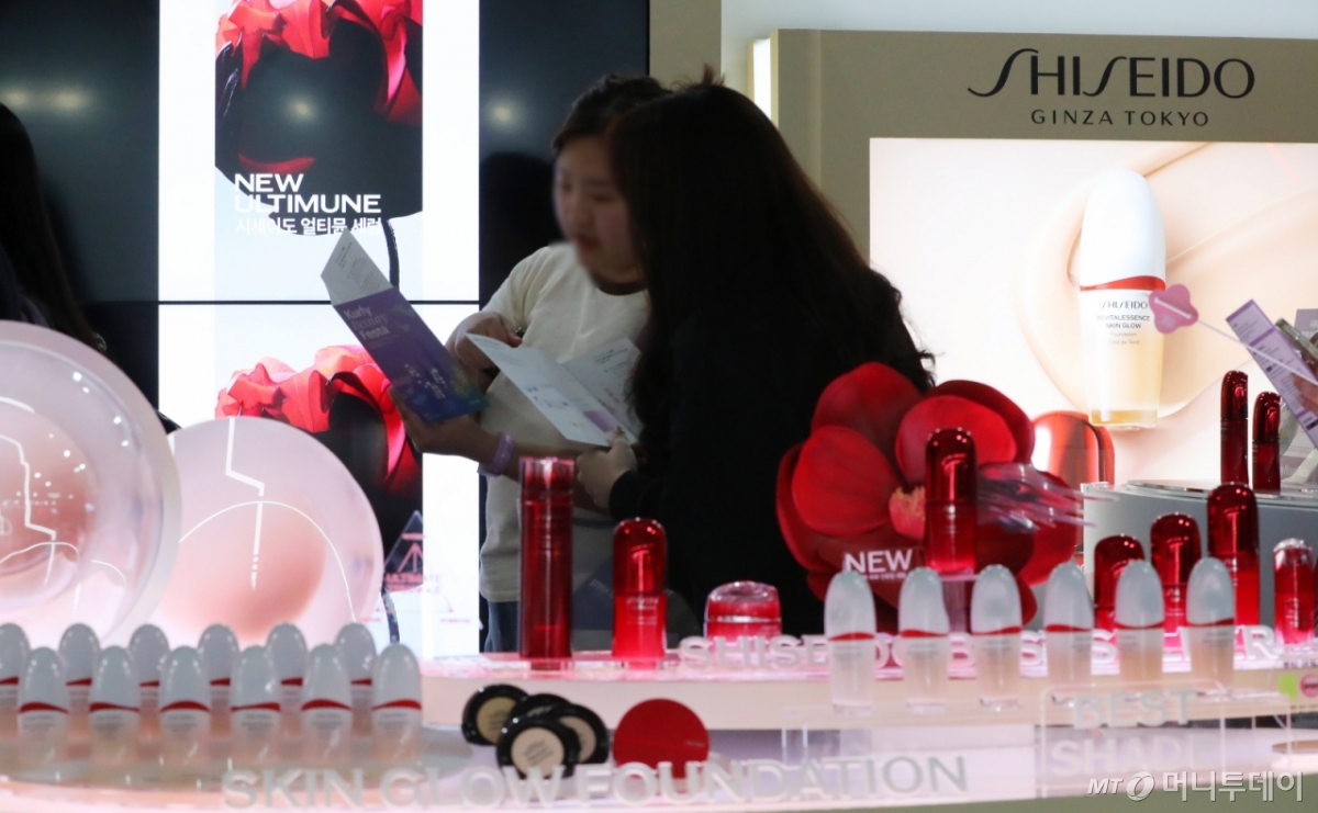 지난 10월 컬리 뷰티 페스타 2025를 찾은 관람객들이 부스를 둘러보고 있다. /사진=뉴시스.