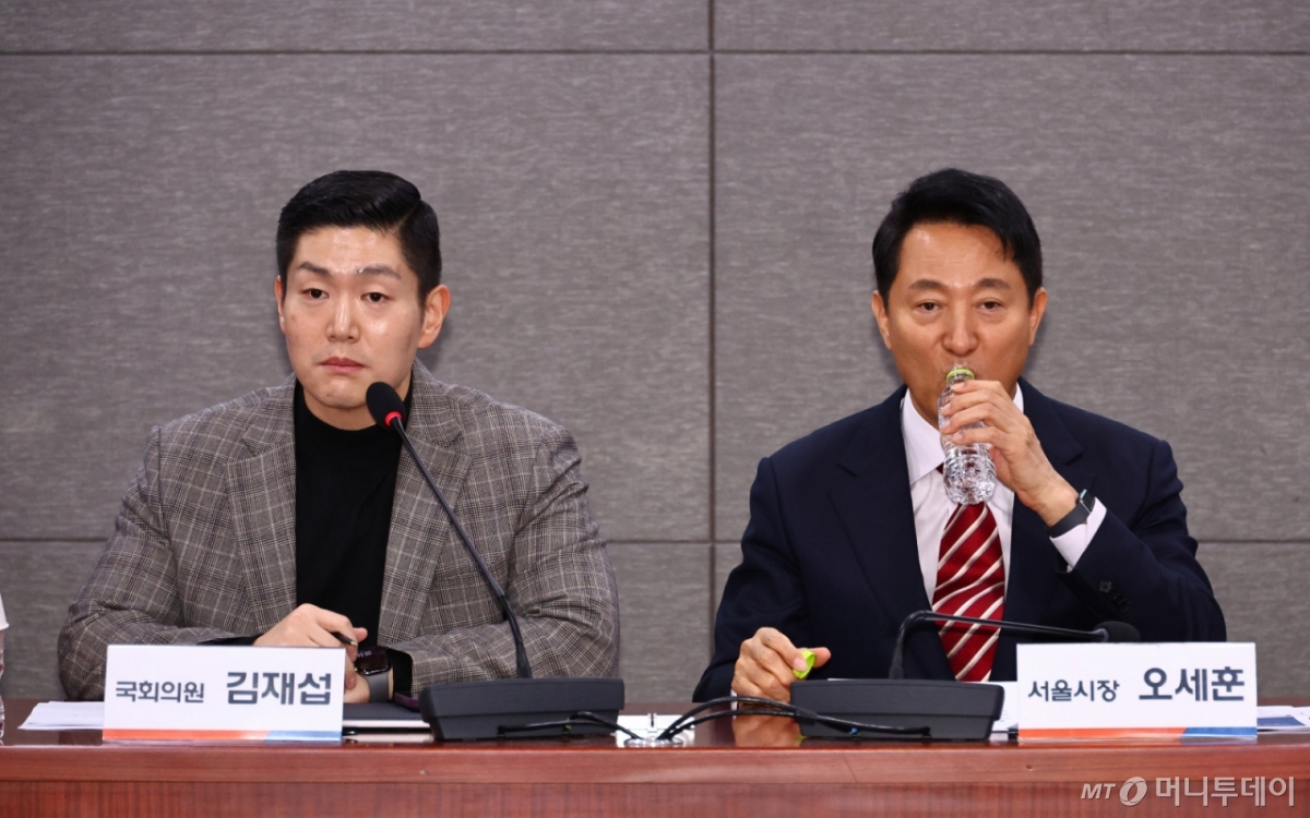 [서울=뉴시스] 김명년 기자 = 오세훈 서울시장이 27일 서울 여의도 국회 의원회관에서 열린 국민의힘 서울시당 주거사다리정상화특별위원회 정책토론회에서 물을 마시고 있다. 2025.11.27. kmn@newsis.com /사진=김명년