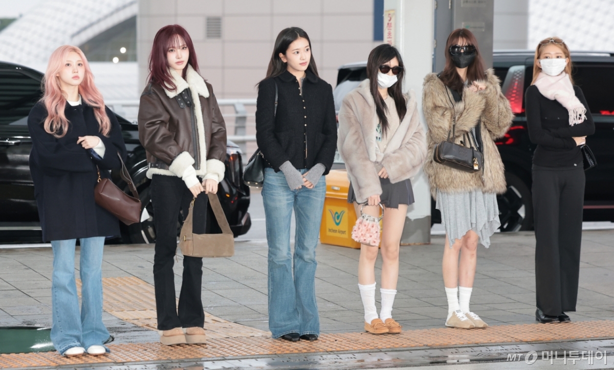 (인천공항=뉴스1) 권현진 기자 = 아이브 가을(왼쪽부터)과 리즈, 안유진, 이서, 장원영, 리즈가 26일 오전 '2025 MAMA AWARDS'(2025 마마 어워즈) 를 위해 27일 인천 인천국제공항을 통해 홍콩으로 출국하고 있다.  2025.11.27/뉴스1  Copyright © 뉴스1. All rights reserved. 무단 전재 및 재배포,  AI학습 이용 금지. /사진=(인천공항=뉴스1) 권현진 기자