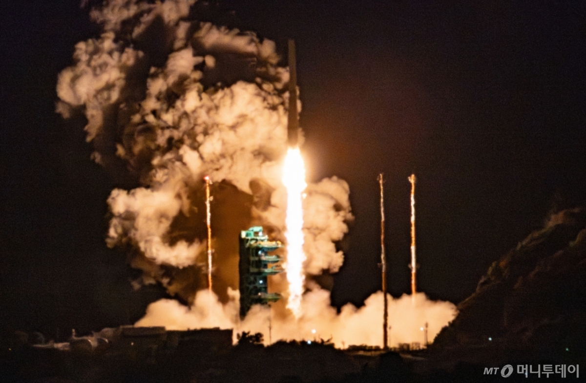 한국형 발사체 누리호가 27일 새벽 전남 고흥군 나로우주센터에서 발사되고 있다.   민간 기업인 한화에어로스페이스가 기술 이전을 통해 발사체 제작 전 과정을 주관한 누리호 4호기는 오로라·대기광 관측과 우주 자기장·플라스마 측정 등을 위한 위성 13기가 탑재됐다. /사진=뉴시
