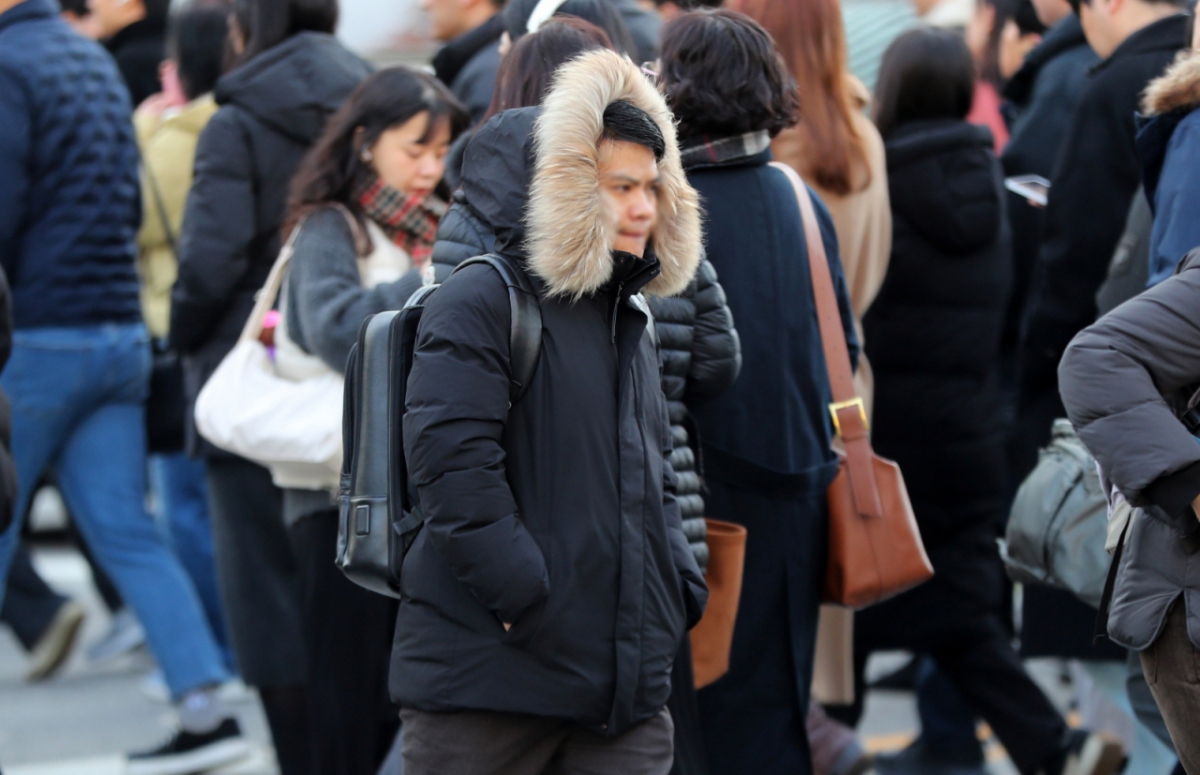  영하권 날씨를 보인 19일 서울 종로구 광화문네거리에서 두꺼운 옷차림을 한 시민들이 이동하고 있다./사진=뉴시스.