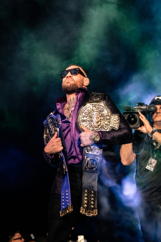 코너 맥그리거가 벨트를 양 어깨에 메고 경기장에 들어서고 있다. /사진=코너 맥그리거 개인 사회관계망서비스(SNS)