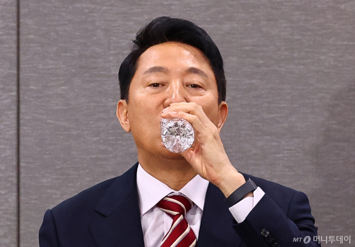 [서울=뉴시스] 김명년 기자 = 오세훈 서울시장이 27일 서울 여의도 국회 의원회관에서 열린 국민의힘 서울시당 주거사다리정상화특별위원회 정책토론회에서 물을 마시고 있다. 2025.11.27. kmn@newsis.com /사진=김명년