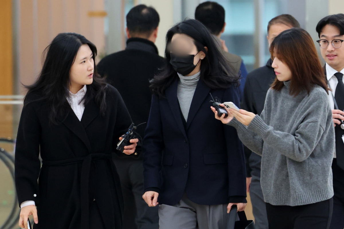 김건희 여사 오빠 김진우 씨의 배우자 노 모씨가 27일 오전 서울 종로구 광화문 KT 빌딩에 마련된 김건희 특검(특별검사 민중기) 사무실에 에 참고인 신분으로 출석하고 있다.  /사진=뉴스1