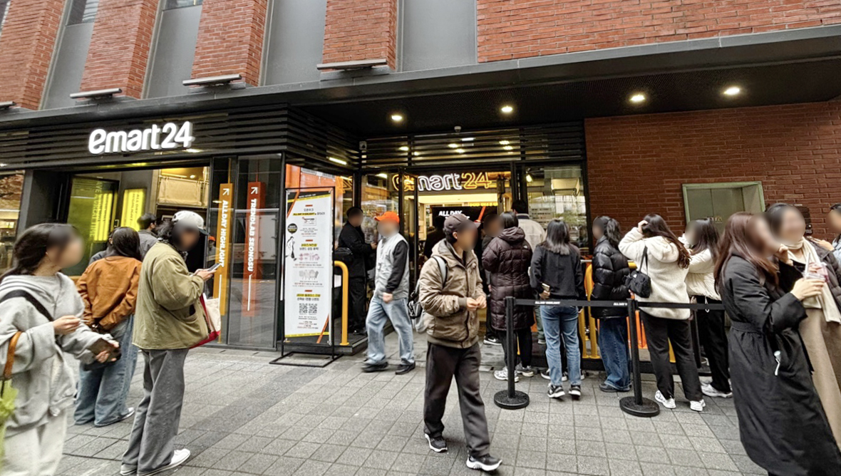 11월 27일(목) 오후, 프리오픈부터 고객으로 북적이는 이마트24의 플래그십스토어 '트렌드랩 성수점'의 모습. 이마트24는 서울에서 가장 '힙'한 지역으로 꼽히는 성수동에 브랜드의 미래 방향성을 집약한 플래그십스토어 '트렌드랩 성수점'을 오는 28일(금) 공개한다. 이번 플래그십스토어는 10~20대 젠지 세대와 트렌드에 민감한 30대 고객들을 핵심타깃으로, 이마트24가 지향하는 새로운 브랜드 정체성과 미래 비전을 효과적으로 보여줄 목적으로 만든 공간이다. /사진제공=이마트24