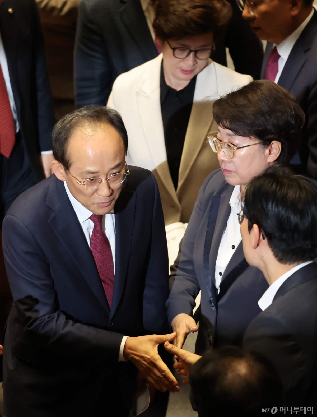 (서울=뉴스1) 장수영 기자 = 추경호 국민의힘 전 원내대표가 27일 서울 여의도 국회에서 열린 제429회국회(정기회) 제13차 본회의에서 자신의 체포동의안 표결 관련 신상발언을 마친 뒤 의원들과 악수하며 회의장을 떠나고 있다. 2025.11.27/뉴스1  Copyright © 뉴스1. All rights reserved. 무단 전재 및 재배포,  AI학습 이용 금지. /사진=(서울=뉴스1) 장수영 기자