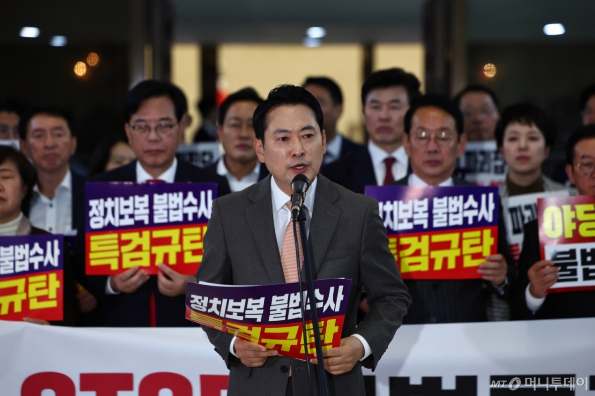 [서울=뉴시스] 김명년 기자 = 장동혁 국민의힘 대표가 27일 오후 서울 여의도 국회 본회의장 앞에서 특검 수사 규탄대회를 열고 발언하고 있다. 이날 국민의힘은 추경호 의원 체포동의안 투표에 참여하지 않고 본회의장을 떠났다. 2025.11.27. kmn@newsis.com /사진=김명년