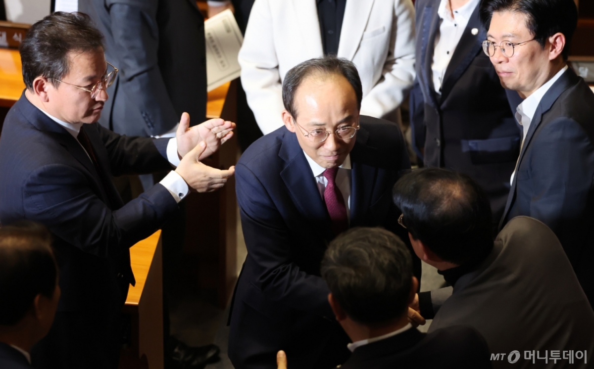 (서울=뉴스1) 장수영 기자 = 추경호 국민의힘 전 원내대표가 27일 서울 여의도 국회에서 열린 제429회국회(정기회) 제13차 본회의에서 자신의 체포동의안 표결 관련 신상발언을 마친 뒤 의원들과 악수하며 회의장을 떠나고 있다. 2025.11.27/뉴스1  Copyright © 뉴스1. All rights reserved. 무단 전재 및 재배포,  AI학습 이용 금지. /사진=(서울=뉴스1) 장수영 기자