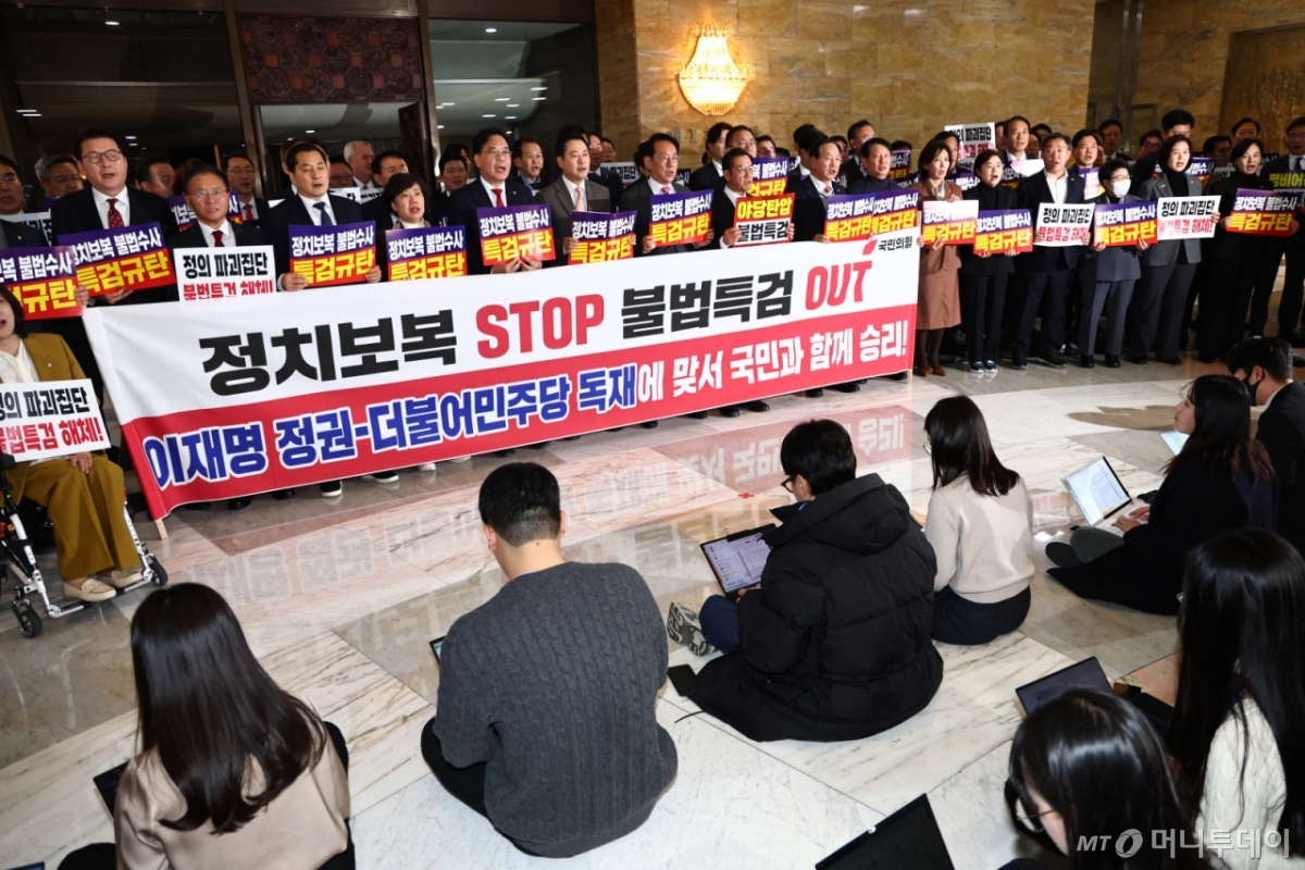 [서울=뉴시스] 김명년 기자 = 장동혁 국민의힘 대표와 송언석 원내대표 등 의원들이 27일 오후 서울 여의도 국회 본회의장 앞에서 특검 규탄대회를 열고 구호를 외치고 있다. 이날 국민의힘은 본회의에서 추경호 의원 체포동의안에 대한 투표를 하지 않고 회의장을 떠났다. 2025.11.27. kmn@newsis.com /사진=김명년