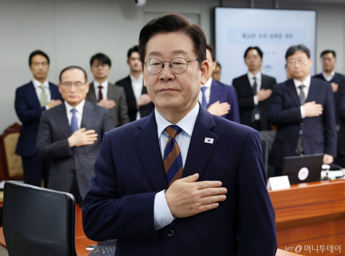 [서울=뉴시스] 고범준 기자 = 이재명 대통령이 27일 서울 용산 대통령실 청사에서 열린 수석보좌관회의에서 국민의례를 하고 있다. 2025.11.27. bjko@newsis.com /사진=고범준