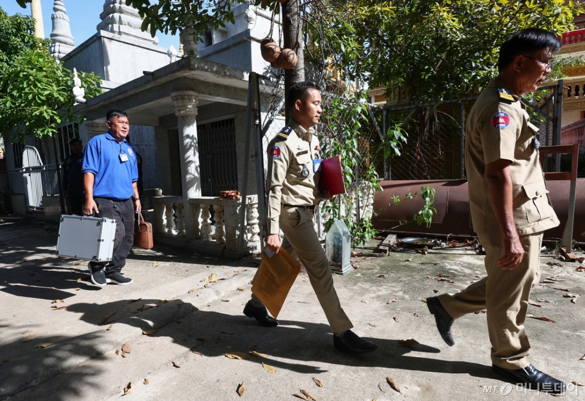 (프놈펜(캄보디아)=뉴스1) 김도우 기자 = 캄보디아 측 경찰 관계자들이 20일(현지시간) 캄보디아 프놈펜 턱틀라사원에서 지난 8월 보코산 지역의 온라인스캠범죄단지에 감금돼 고문 끝에 숨진 대학생 박모씨의 시신 부검 및 화장을 마치고 사원을 나서고 있다. 2025.10.20/뉴스1  Copyright © 뉴스1. All rights reserved. 무단 전재 및 재배포,  AI학습 이용 금지. 