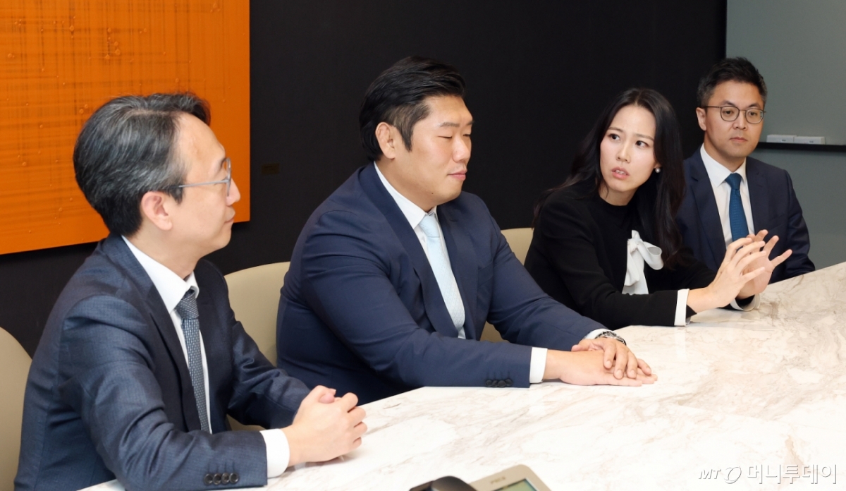 왼쪽부터 법무법인 율촌 이경준(국제건설팀장), 김진섭, 강현규, 우재형 변호사 /사진=김창현